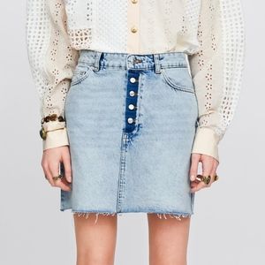 EUC Zara Light Wash Jean Mini Skirt Frayed Button Fly Women's Size Small